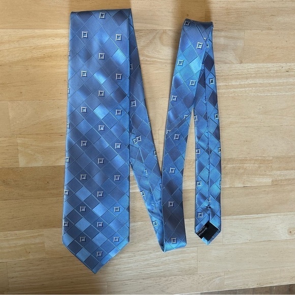 Guy Laroche Other - Guy Laroche 100% Silk Tie